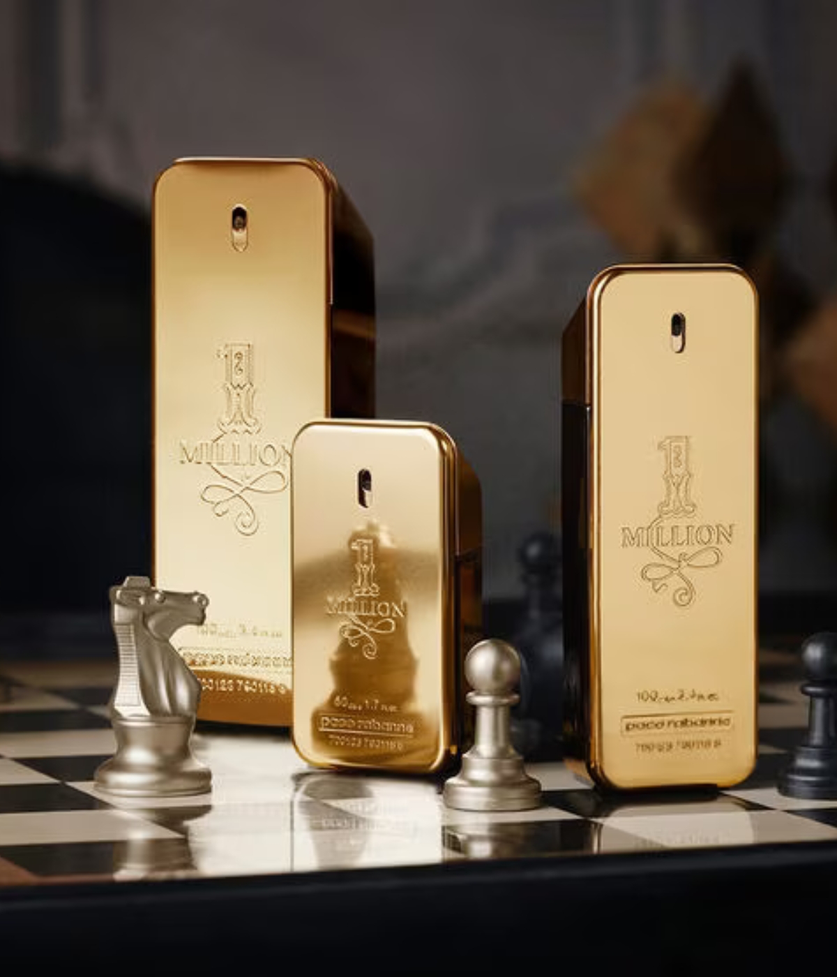 Perfumes importados dourados em composição elegante